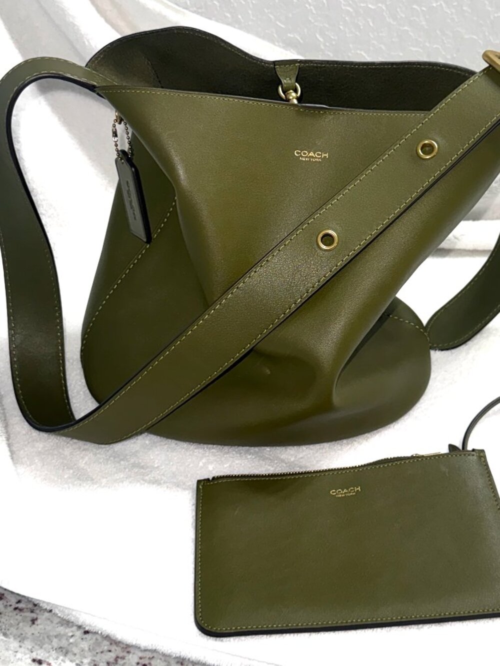 LIKE NEW Coach Bleecker Bucket bag in Olive leather. Fast Shipper.